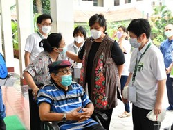 Waket MPR Puji Alumni Sekolah Ursulin yang Sediakan Vaksinasi Lansia