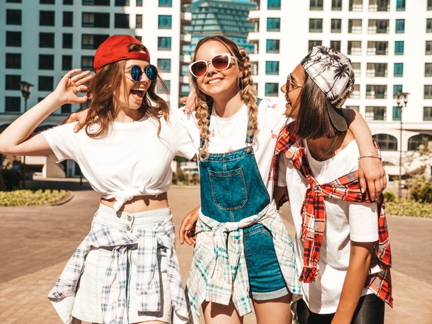 Selain butuh uang, perempuan juga memerlukan kemampuan bersosialisasi agar dirinya terus berkembang.