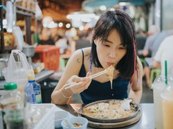 Meniup Makanan Panas Bahaya untuk Kesehatan, Ini Sebabnya