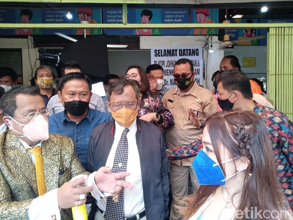 Ke Kopi Johny, Mahfud Md Terima Keluhan dari Korban Pasal 27 UU ITE Ke Kopi Johny, Mahfud Md Terima Keluhan dari Korban Pasal 27 UU ITE