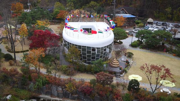 Mr. Toilet House This picture taken on November 10, 2017 shows a steel and glass toilet-shaped house, Haewoojae Museum, in Suwon, south of Seoul. - South Korean sanitation activist Sim Jae-Duck built a toilet-shaped house in order to celebrate the establishment of the World Toilet Association in 2007. He named it Haewoojae, which means