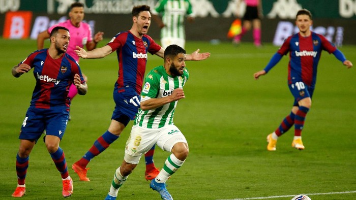 Nabil Fekir mencetak gol brilian untuk Real Betis saat berjumpa Levante di Stadion Benito Villamarin, Sabtu 20 Maret 2021.