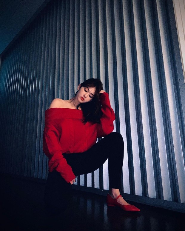 Off Shoulder Pullover/instagram.com/somsomi0309 Somi mengenakan off shoulder pullover berwarna merahnya yang dipadukan dengan celana hitam dan flatshoes dengan warna senada atasannya.