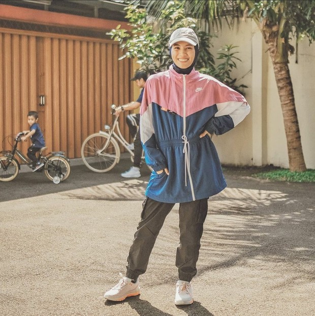 Outfit olahraga Alyssa Soebandono