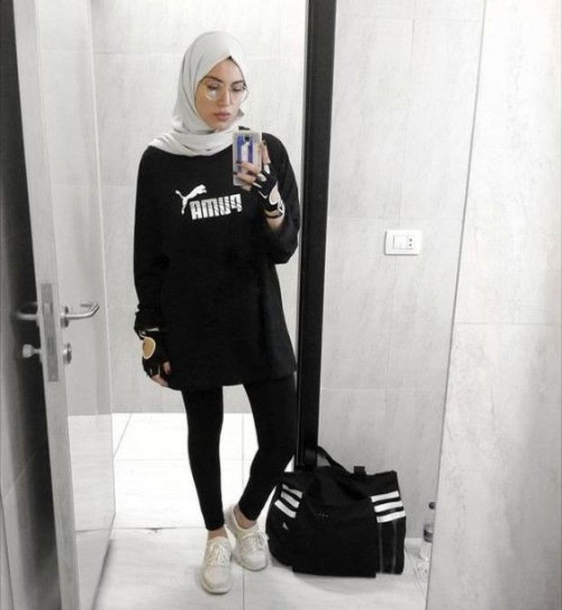 Outfit tunik, legging, dan kerudung segi empat