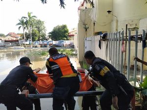 Mayat Diduga Pelaku Jambret Ditemukan Terapung di Sungai Jagir Mayat Diduga Pelaku Jambret Ditemukan Terapung di Sungai Jagir