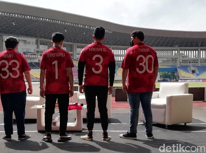 Teka-teki pemilik baru Persis Solo terjawab. Manajemen baru Persis terdiri dari orang-orang penting, mulai dari Kaesang Pangarep, Menteri BUMN Erick Thohir dan juga Kevin Nugroho.