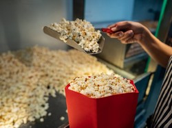 Asyik! Kini Beli Popcorn di Bioskop Bisa Refill Gratis 3 Kali!