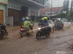 Jalur Puncak Cianjur Banjir, Sejumlah Sepeda Motor Mogok-Terjatuh