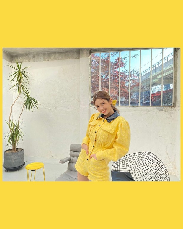 Short Jumpsuit/instagram.com/somsomi0309 Penampilan Somi yang mengenakan short jumpsuit berwarna kuning memperlihatkan visual dirinya tampak cerah.