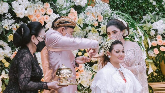 Siraman Aurel Hermansyah dan Atta Halilintar Siraman Aurel Hermansyah dan Atta Halilintar