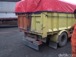 Terserempet Saat Ganti Ban di Tol Cikampek, Sopir Truk Tewas Seketika