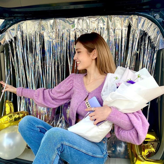 Squinted Wool Blend Knited Cardigan and Bra/instagram.com/somsomi0309 Lagi-lagi Somi tampil dengan outfit yang berwarna, Ia mengenakan squinted wool blend knited cardigan and bra berwarna ungu dan memasangkannya dengan celana jeans.