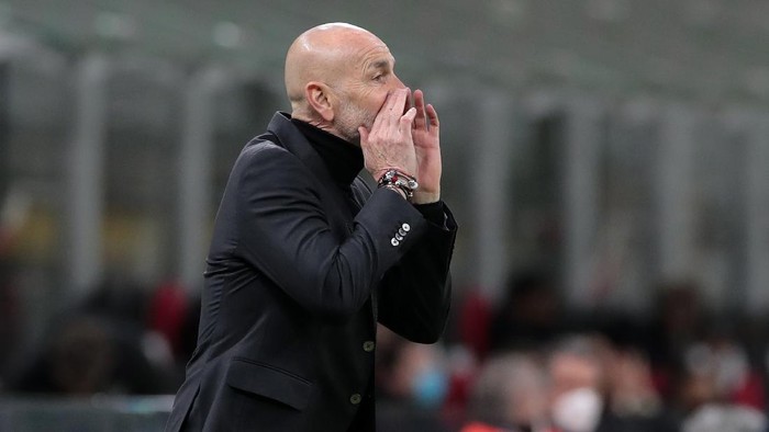 MILAN, ITALY - MARCH 18: AC Milan coach Stefano Pioli issues instructions to his players during the UEFA Europa League Round of 16 Second Leg match between AC Milan and Manchester United at San Siro on March 18, 2021 in Milan, Italy. Sporting stadiums around Europe remain under strict restrictions due to the Coronavirus Pandemic as Government social distancing laws prohibit fans inside venues resulting in games being played behind closed doors. (Photo by Emilio Andreoli/Getty Images)