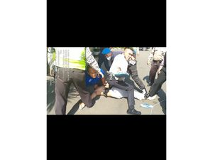 Polisi Amankan Pria Berpisau di Markas Polres Jaksel Polisi Amankan Pria Berpisau di Markas Polres Jaksel