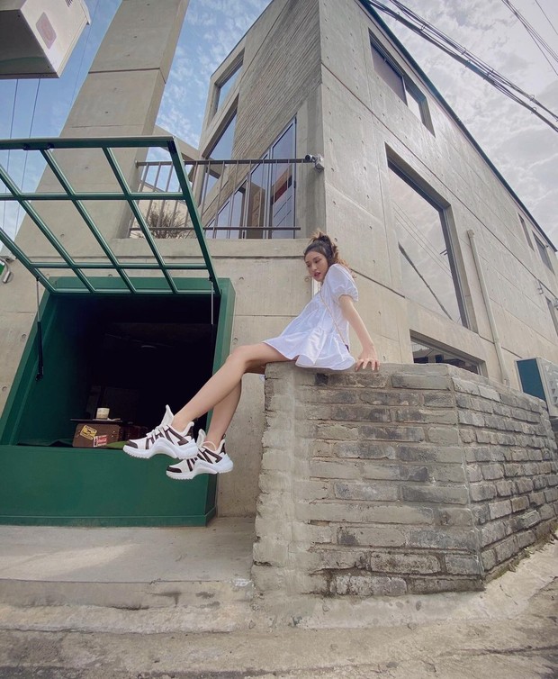 Voluminous Dress/instagram.com/somsomi0309 Somi mengenakan voluminous dress berwarna putih yang dipasangkan dengan sneakers dari Louis Vuitton. Outfit ini bisa kamu kenakan saat kencan bersama pasangan kamu.