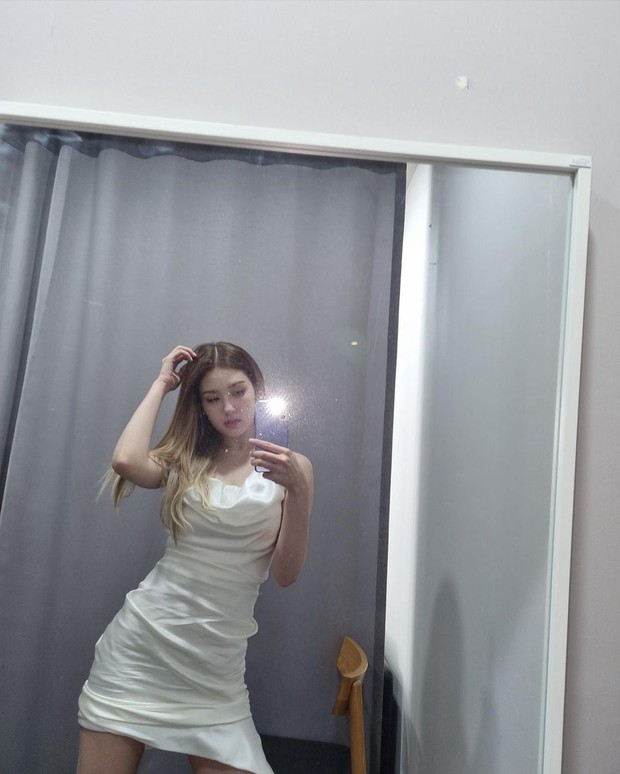 White Dress/instagram.com/somsomi0309 Jeon Somi tampil sangat cantik dan feminin dengan balutan dress berwarna putih, Ia juga tampak tampil sederhana karena terlihat tidak menambahkan banyak aksesoris untuk penampilannya ini.