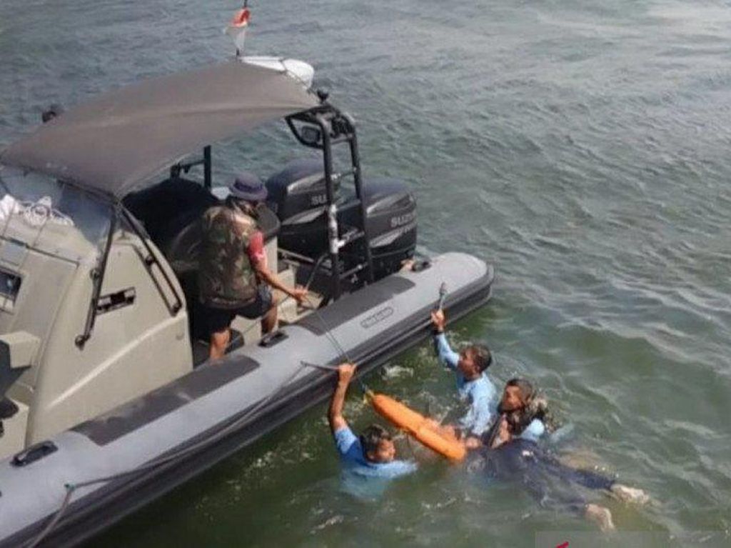 Petugas Evakuasi Penumpang Kapal Tenggelam di Teluk Jakarta saat Latihan Petugas Evakuasi Penumpang Kapal Tenggelam di Teluk Jakarta saat Latihan
