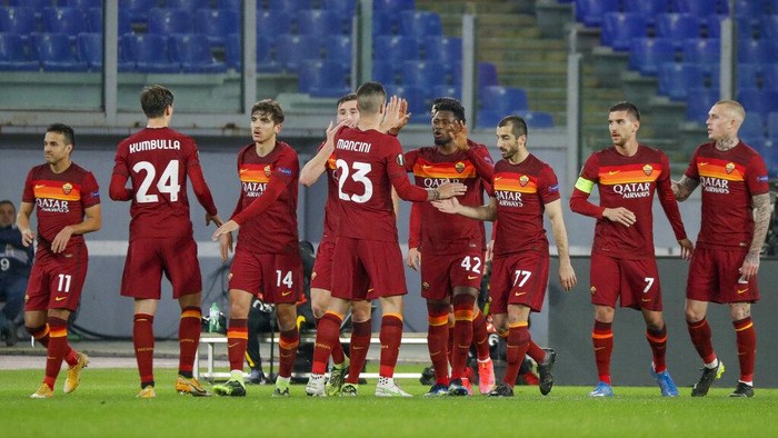 Romas Lorenzo Pellegrini, second from right, celebrates with his teammates after he scored his sides first goal during an Europa League round of 16 first leg soccer match between Roma and Shakhtar, at Romes Olympic Stadium, Thursday, March 11, 2021. (AP Photo/Andrew Medichini)