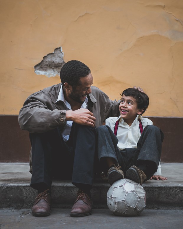 Ayah tengah tertawa bersama anaknya/Photo by unsplash.com/@elmundoderabbit Orang tua dan anak