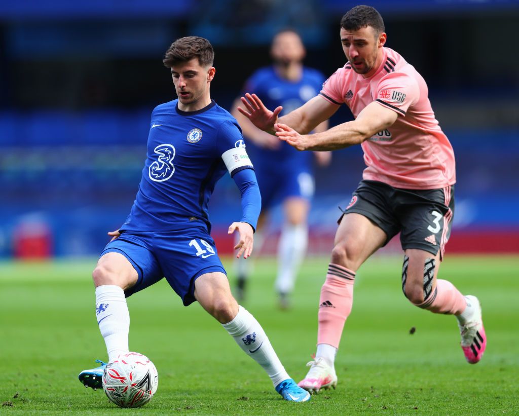 LONDON, ENGLAND - MARCH 21: Mason Mount of Chelsea makes a pass whilst under pressure from Enda Stevens of Sheffield United during the Emirates FA Cup Quarter Final match between Chelsea FC and Sheffield Untied at Stamford Bridge on March 21, 2021 in London, England. Sporting stadiums around the UK remain under strict restrictions due to the Coronavirus Pandemic as Government social distancing laws prohibit fans inside venues resulting in games being played behind closed doors.  (Photo by Clive Rose/Getty Images)