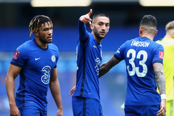 LONDON, ENGLAND - MARCH 21: Hakim Ziyech of Chelsea celebrates with Reece James after scoring their sides second goal during the Emirates FA Cup Quarter Final match between Chelsea FC and Sheffield Untied at Stamford Bridge on March 21, 2021 in London, England. Sporting stadiums around the UK remain under strict restrictions due to the Coronavirus Pandemic as Government social distancing laws prohibit fans inside venues resulting in games being played behind closed doors.  (Photo by Clive Rose/Getty Images)