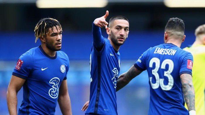 LONDON, ENGLAND - MARCH 21: Hakim Ziyech of Chelsea celebrates with Reece James after scoring their sides second goal during the Emirates FA Cup Quarter Final match between Chelsea FC and Sheffield Untied at Stamford Bridge on March 21, 2021 in London, England. Sporting stadiums around the UK remain under strict restrictions due to the Coronavirus Pandemic as Government social distancing laws prohibit fans inside venues resulting in games being played behind closed doors.  (Photo by Clive Rose/Getty Images)
