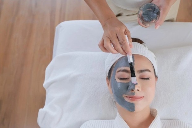 Clay mask membantu menyerap sebum/freepik.com