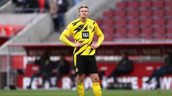 COLOGNE, GERMANY - MARCH 20: Erling Haaland of Borussia Dortmund reacts during the Bundesliga match between 1. FC Koeln and Borussia Dortmund at RheinEnergieStadion on March 20, 2021 in Cologne, Germany. Sporting stadiums around Germany remain under strict restrictions due to the Coronavirus Pandemic as Government social distancing laws prohibit fans inside venues resulting in games being played behind closed doors. (Photo by Lars Baron/Getty Images)
