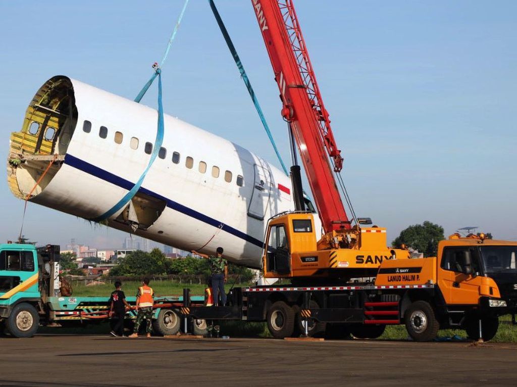 Akhir dari Pesawat Trigana Air PK-YSF Usai Tergelincir Akhir dari Pesawat Trigana Air PK-YSF Usai Tergelincir