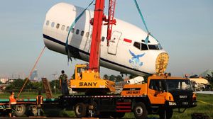 Evakuasi Trigana Air yang Tergelincir di Halim, Badan Pesawat Dipotong