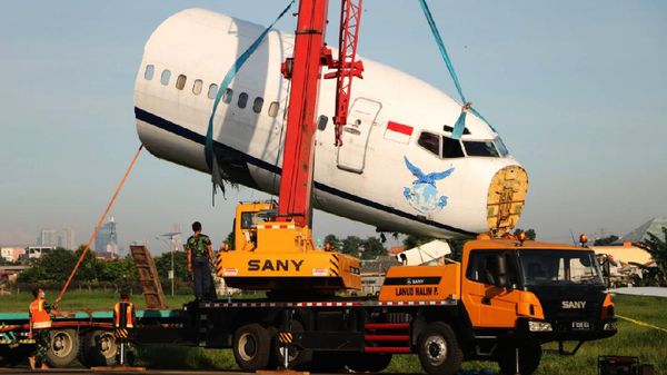 Evakuasi Trigana Air yang Tergelincir di Halim, Badan Pesawat Dipotong
