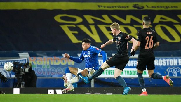 Everton vs Manchester City LIVERPOOL, ENGLAND - MARCH 20: Kevin De Bruyne of Manchester City scores their team's second goal under pressure from Ben Godfrey of Everton during The Emirates FA Cup Quarter Final match between Everton v Manchester City at Goodison Park on March 20, 2021 in Liverpool, England. Sporting stadiums around the UK remain under strict restrictions due to the Coronavirus Pandemic as Government social distancing laws prohibit fans inside venues resulting in games being played behind closed doors. (Photo by Peter Powell - Pool/Getty Images)