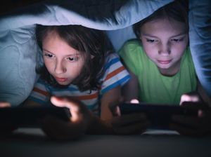 Dear Ortu, Seperti Ini Ciri-ciri Anak Bila Sudah Kecanduan Gadget Dear Ortu, Seperti Ini Ciri-ciri Anak Bila Sudah Kecanduan Gadget