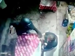 Asyik Nongkrong di Warung, Penyandang Disabilitas Dibegal Pakai Celurit