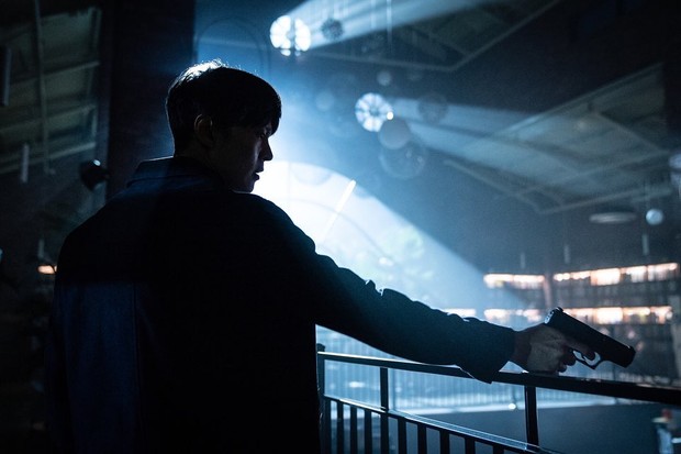 Joo Won dalam drama Alice Potret Joo Won dalam memerankan seorang detektif di drama Alice