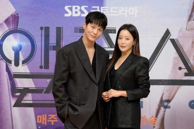 Joo Won dan Kim Hee Sun Potret Joo Won dan Kim Hee Sun dalam con-press drama Alice