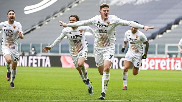 Benevento's Adolfo Gaich, center right, celebrates after scoring during a Serie A soccer match between Juventus and Benevento at the Allianz stadium in Turin, Italy, Sunday, March 21, 2021. Juventus lost 0-1. (Marco Alpozzi/LaPresse via AP)