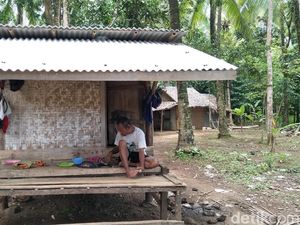 Miris! Kakek Difabel Huni Gubuk Belakang Kantor Desa di Pandeglang