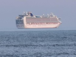 Viral! Foto Cruise Melayang di Atas Laut