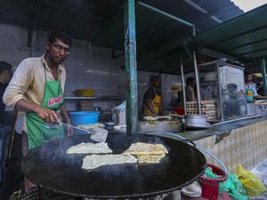 Layani Pelanggan Tunanetra dengan Tulus, Dua Pelayan Ini Banjir Pujian