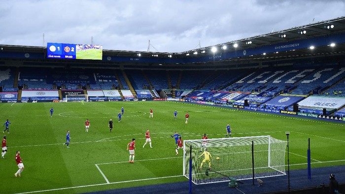 LEICESTER, ENGLAND - DECEMBER 26: Axel Tuanzebe of Manchester United scores an own goal after Jamie Vardy of Leicester City took a shot on goal during the Premier League match between Leicester City and Manchester United at The King Power Stadium on December 26, 2020 in Leicester, England. The match will be played without fans, behind closed doors as a Covid-19 precaution. (Photo by Glyn Kirk - Pool/Getty Images) Pool/Getty Images)