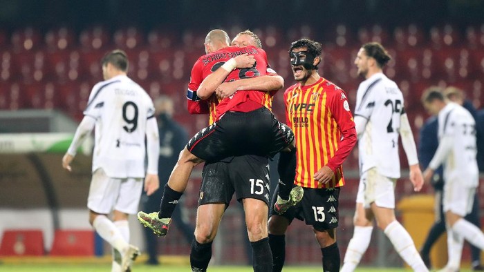 BENEVENTO, ITALY - NOVEMBER 28: Benevento Calcio players celebrate the draw after the Serie A match between Benevento Calcio and Juventus at Stadio Ciro Vigorito on November 28, 2020 in Benevento, Italy. (Photo by Francesco Pecoraro/Getty Images)