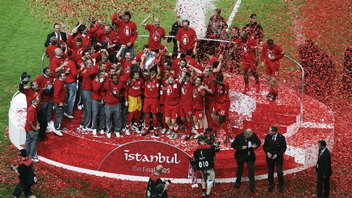 ISTANBUL, TURKEY - MAY 25:  Liverpool captain Steven Gerrard lifts the European Cup after Liverpool won the European Champions League final between Liverpool and AC Milan on May 25, 2005 at the Ataturk Olympic Stadium in Istanbul, Turkey.  (Photo by Getty Images/Getty Images)