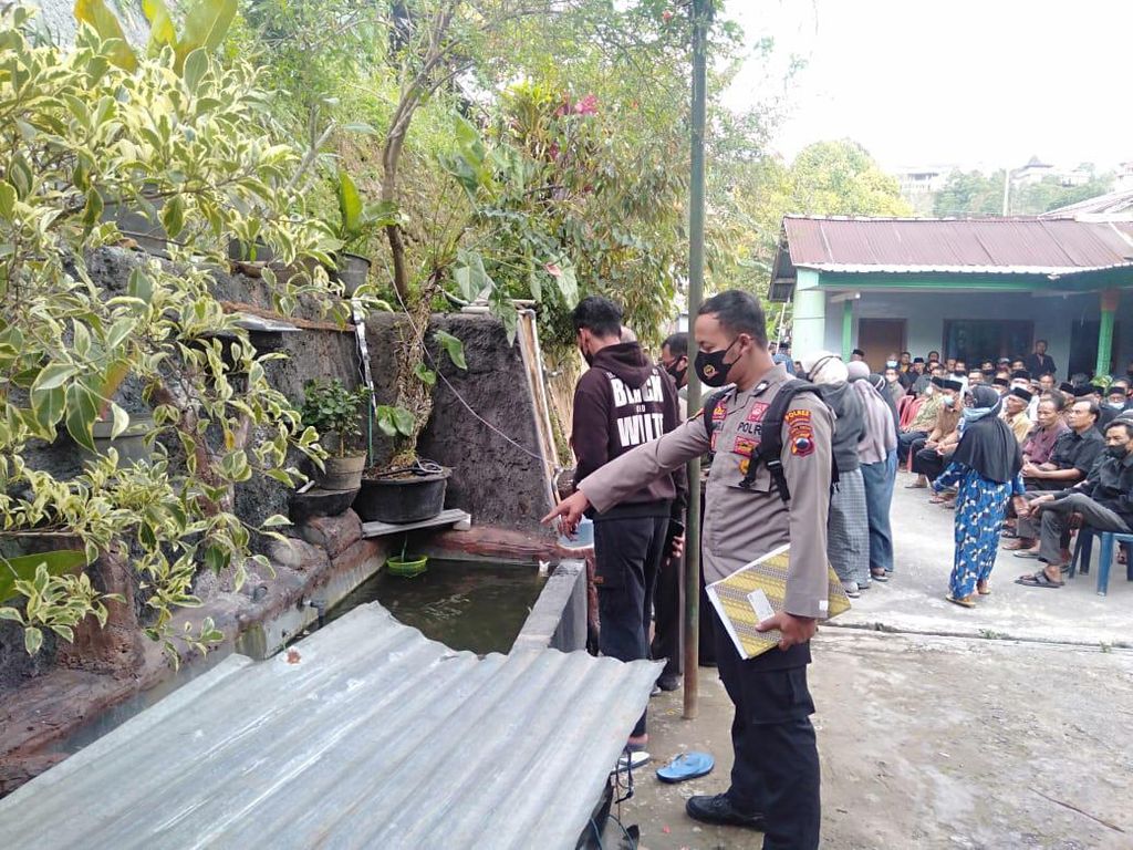 Kadus di Tawangmangu Tewas Tersengat Listrik Saat Perbaiki Kolam Kadus di Tawangmangu Tewas Tersengat Listrik Saat Perbaiki Kolam