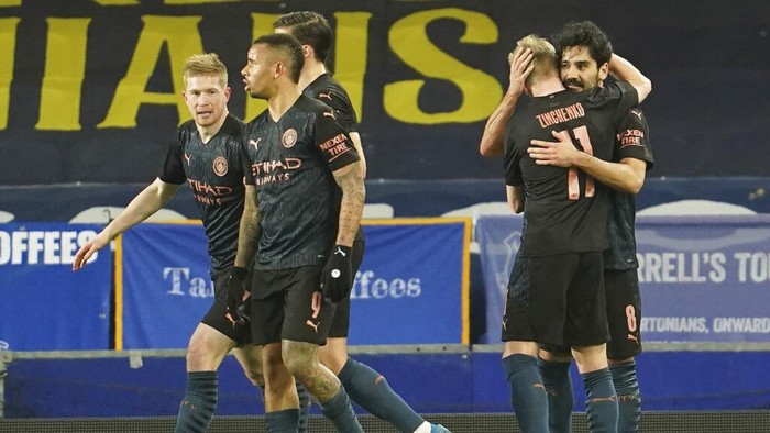 Manchester Citys Ilkay Gundogan, right, celebrates after scoring his sides opening goal during the English FA Cup sixth round soccer match between Everton and Manchester City at Goodison Park in Liverpool, England, Saturday, March 20, 2021. (AP Photo/Jon Super, Pool)