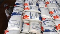 Melihat Stok Beras Perum Bulog di Gudang Cimahi