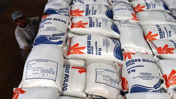 Melihat Stok Beras Perum Bulog di Gudang Cimahi