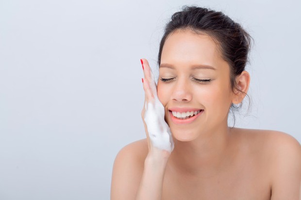 Mencuci wajah secara rutin pada pagi dan malam hari/freepik.com