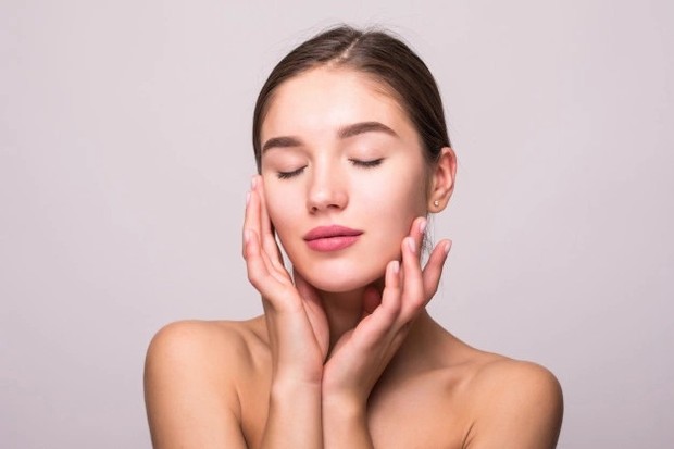 Menepuk-nepuk wajah menjadi gerakan yang dianjutkan saat pakai toner/freepik.com